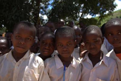 børn fra Uganda i hvide skoleuniformer