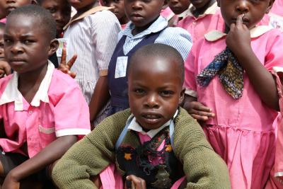Uganda 1 - små piger med lyserøde kjoler