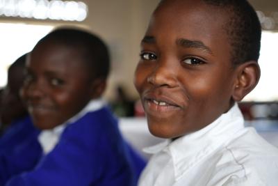 Uganda 4 - dreng smiler til kamera