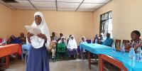 Pige læser højt for klassen i Tanzania