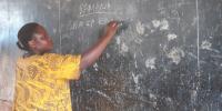 Lærer ved tavlen i Tanzania