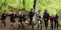 løbende børn i skov