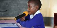 Uganda 3 - Pige taler i mikrofon