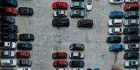 Biler på parkeringsplads